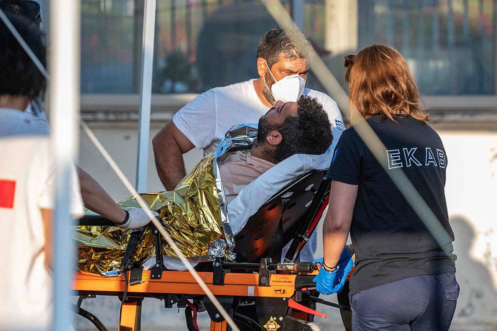 Seorang penyintas mengatakan kepada dokter rumah sakit di kota pelabuhan Kalamata, tempat orang-orang yang diselamatkan dievakuasi, bahwa dia melihat seratusan anak di palka kapal.