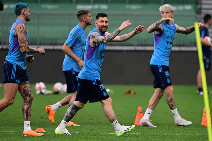 Dengan wajah berhias senyum megabintang Argentina Lionel Messi menjalani latihan bersama, Rabu, 14 Juni 2023, sebagai persiapan menghadapi laga uji coba melawan Australia di Stadion Pekerja, Beijing, Tiongkok, Kamis, 15 Juni.