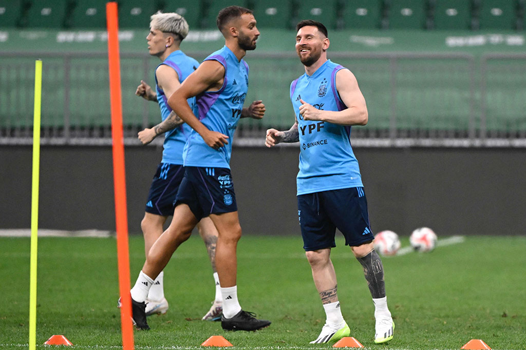 Sebelum laga uji coba, para pemain Tim Tango melakukan latihan ringan di Stadion Pekerja, Beijing, Tiongkok, Rabu, 14 Juni 2023.