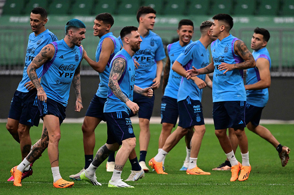 Argentina dan Australia sebelumnya telah bertemu pada babak 16 besar Piala Dunia 2022, di mana Messi mencetak gol serta menyingkirkan Socceroos dengan skor 2-1.
