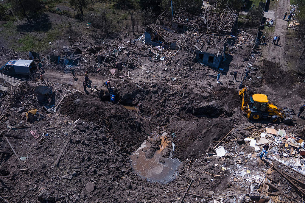 Serangan rudal Rusia di kota timur Kramatorsk dan Kostiantynivka, Ukraina menewaskan tiga orang dan menghancurkan puluhan rumah pribadi, Rabu, 14 Juni 2023 malam waktu setempat.