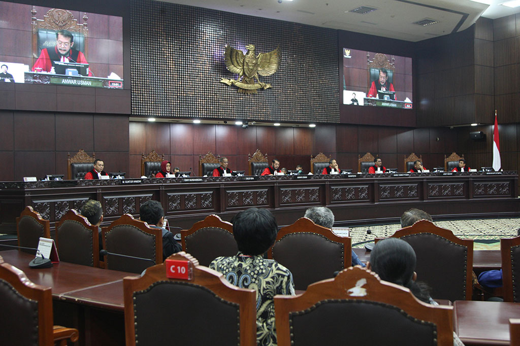 Ketua Hakim Konstitusi Anwar Usman (tengah) bersama tujuh hakim konstitusi minus hakim konstitusi Wahihuddin Adams mengucapkan amar putusan sistem Pemilu 2024 di Gedung Mahkamah Konstitusi di Jakarta, Kamis, 15 Juni 2023.