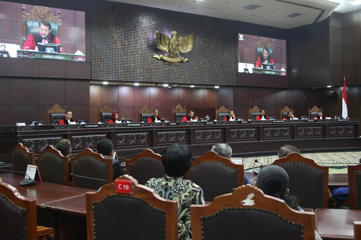 Ketua Hakim Konstitusi Anwar Usman (tengah) bersama tujuh hakim konstitusi minus hakim konstitusi Wahihuddin Adams mengucapkan amar putusan sistem Pemilu 2024 di Gedung Mahkamah Konstitusi di Jakarta, Kamis, 15 Juni 2023.