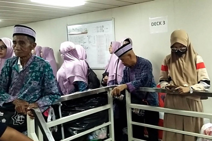 Menurut Kepala Kantor Kementerian Agama Kabupaten Tolitoli, Mohammad Taslim alasan menggunakan kapal laut sebagai sarana transportasi pengangkut jemaah calon haji adalah jarak tempuh yang lebih cepat demi menghindari kerusakan jalan raya.