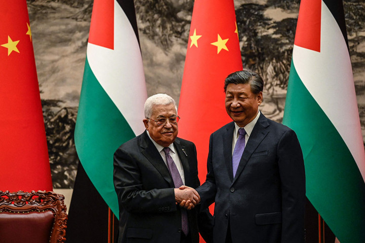 Presiden Tiongkok Xi Jinping (kanan) berjabat tangan dengan Presiden Palestina Mahmud Abbas saat upacara penyambutan di Beijing pada Rabu, 14 Juni 2023.