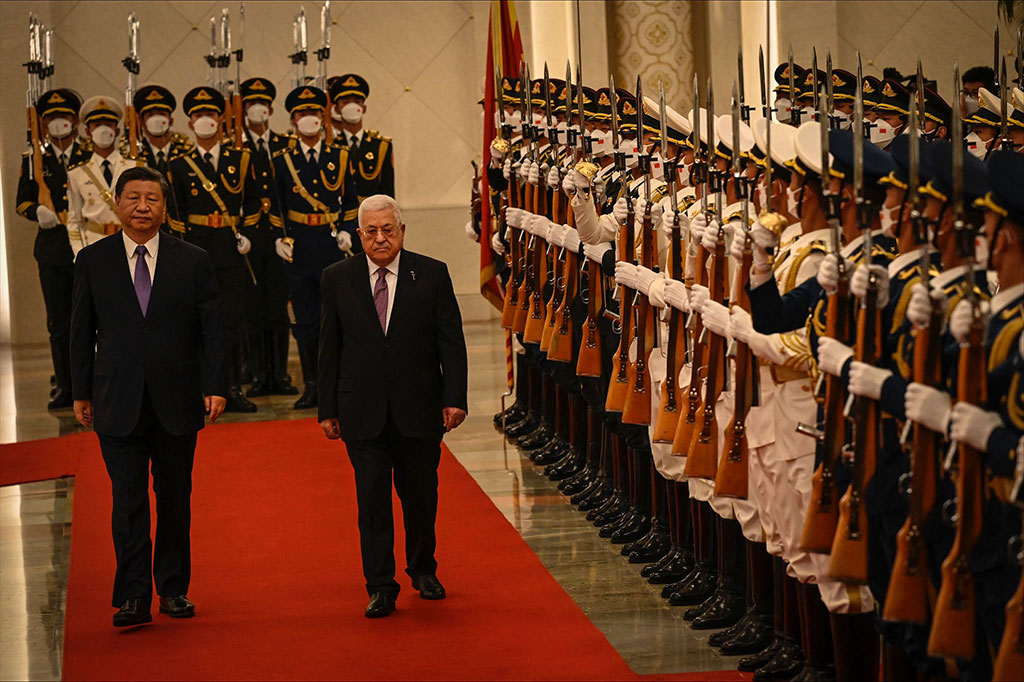 Xi mengatakan kepada Abbas pada upacara penyambutan di Aula Besar Rakyat bahwa Tiongkok siap memperkuat koordinasi dan kerja sama dengan pihak Palestina.