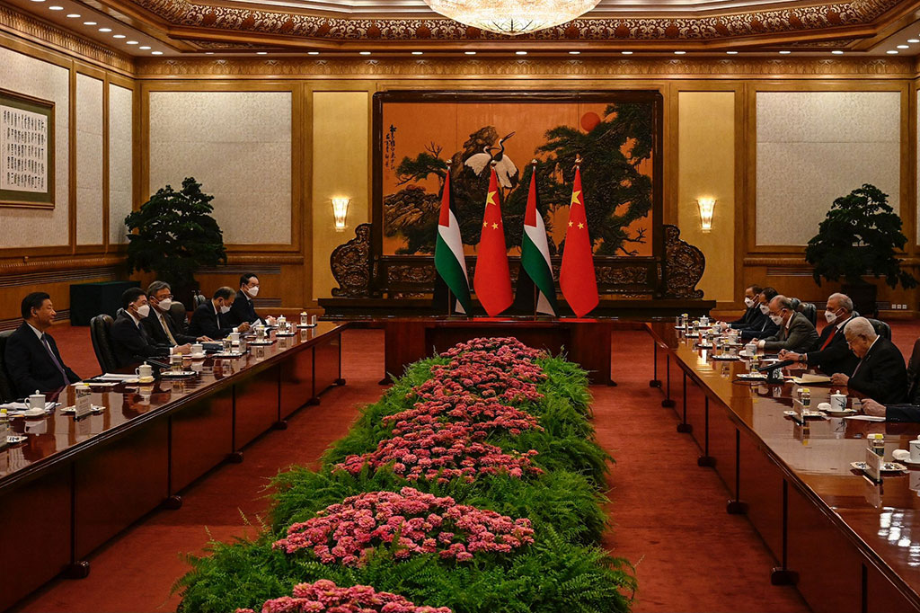 “Jalan keluar mendasar dari masalah Palestina terletak pada pembentukan Negara Palestina yang merdeka,” katanya dalam pertemuan dengan Abbas di Beijing.