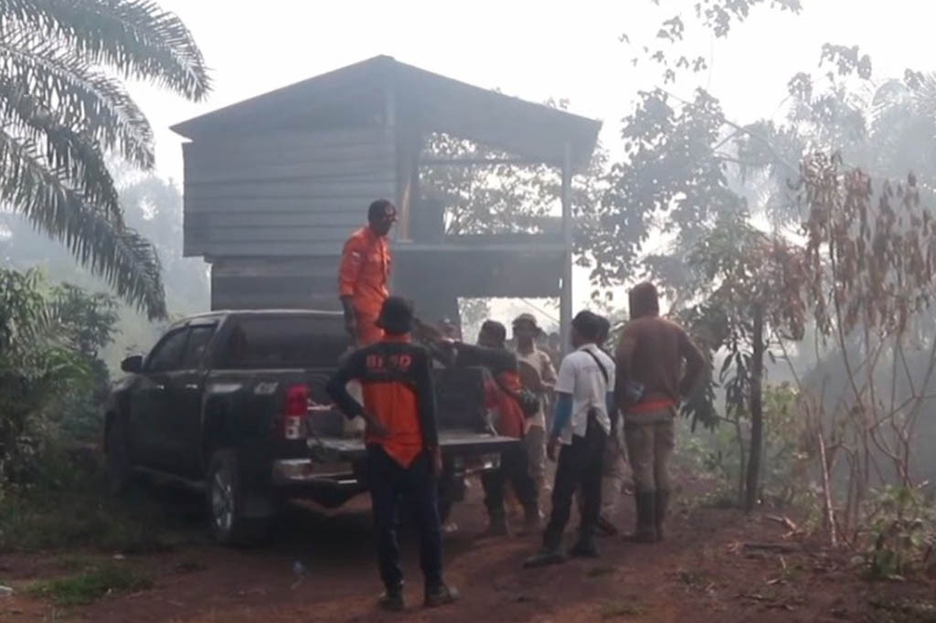 Seluas enam hektar hutan dan lahan di Kabupaten Nagan Raya sejak 14 Juni 2023 kemarin terbakar. Hingga kini upaya pemadaman terus dilakukan oleh petugas gabungan BPBD, TNI, dan Polri dengan mengunakan mesin pompa air mengingat lokasi yang sulit diakses mobil pemadam.