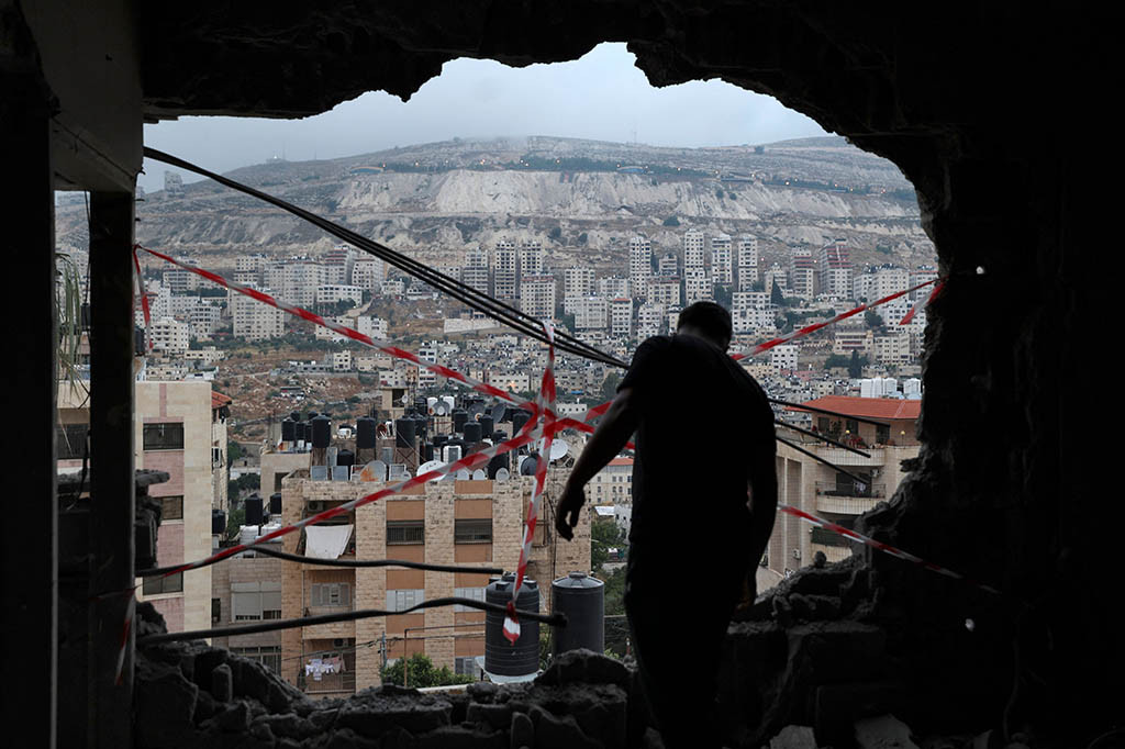 Seorang pejabat keamanan Palestina setempat, yang tidak mau disebutkan namanya, membenarkan bahwa Anis adalah seorang pejuang, meskipun dia tidak mengatakan dengan kelompok mana dia berafiliasi.