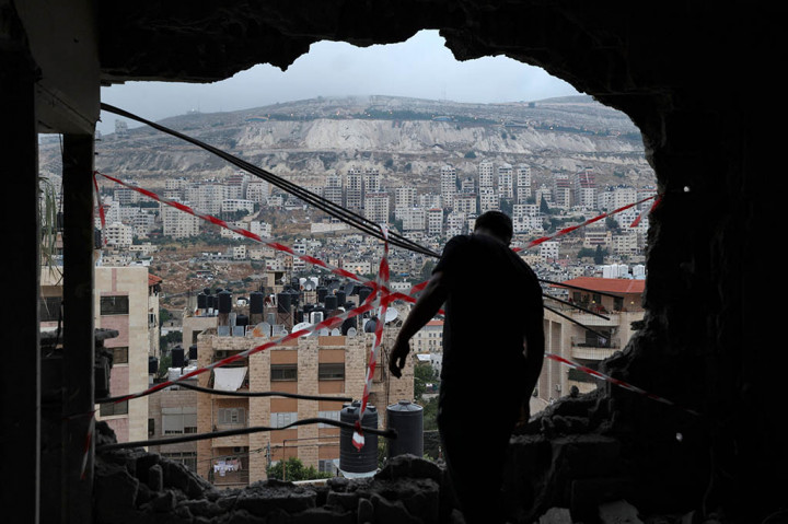 Seorang pejabat keamanan Palestina setempat, yang tidak mau disebutkan namanya, membenarkan bahwa Anis adalah seorang pejuang, meskipun dia tidak mengatakan dengan kelompok mana dia berafiliasi.