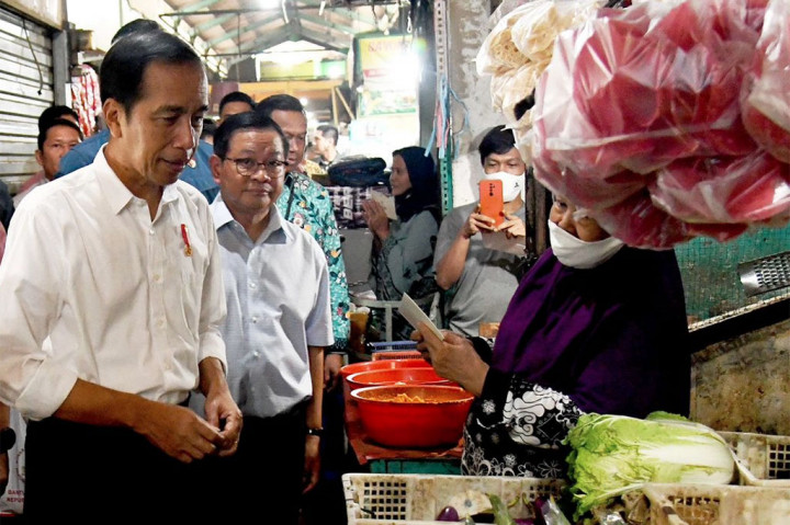 Presiden Joko Widodo berbincang dengan sejumlah pedagang saat meninjau harga bahan pokok di Pasar Menteng Pulo, Jakarta, Kamis, 15 Juni 2023.