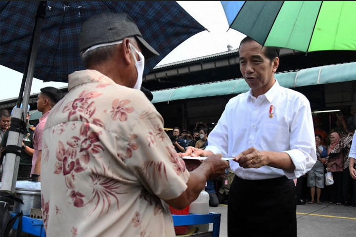 Pada kesempatan tersebut Jokowi juga memberikan amplop berisi bantuan langsung tunai (BLT) kepada sejumlah pedagang di pasar tersebut.