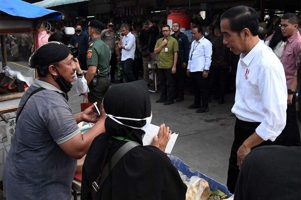 Menurut Jokowi, sejumlah harga bahan pokok cukup terjaga. Adapun harga bahan pokok yang mengalami kenaikan adalah bawang merah yang mencapai Rp44-45 ribu per kilogram, atau meningkat dibanding harga sebelumnya di Rp32-34 ribu per kilogram.