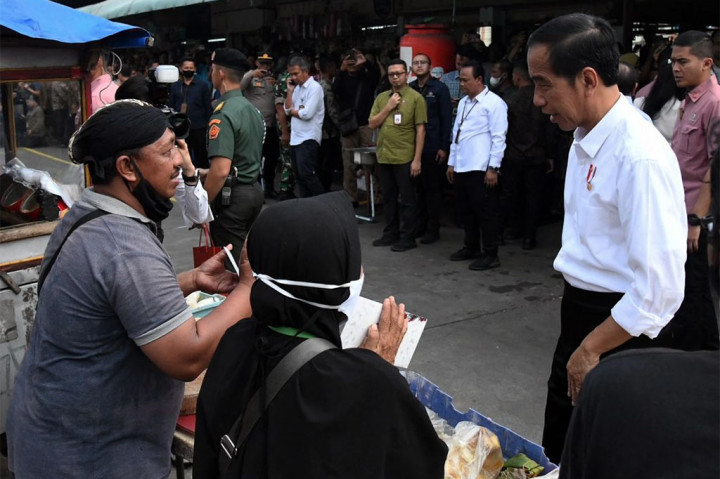 Menurut Jokowi, sejumlah harga bahan pokok cukup terjaga. Adapun harga bahan pokok yang mengalami kenaikan adalah bawang merah yang mencapai Rp44-45 ribu per kilogram, atau meningkat dibanding harga sebelumnya di Rp32-34 ribu per kilogram.