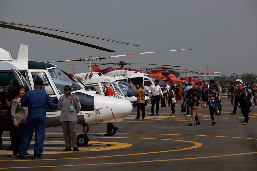 Antusiasme masyarakat melihat helikopter yang dipamerkan pada Heli Expo Asia (HEXIA) 2023 di Cengkareng Heli Port (CHP), Tangerang, Banten Kamis, 15 Juni 2023. 