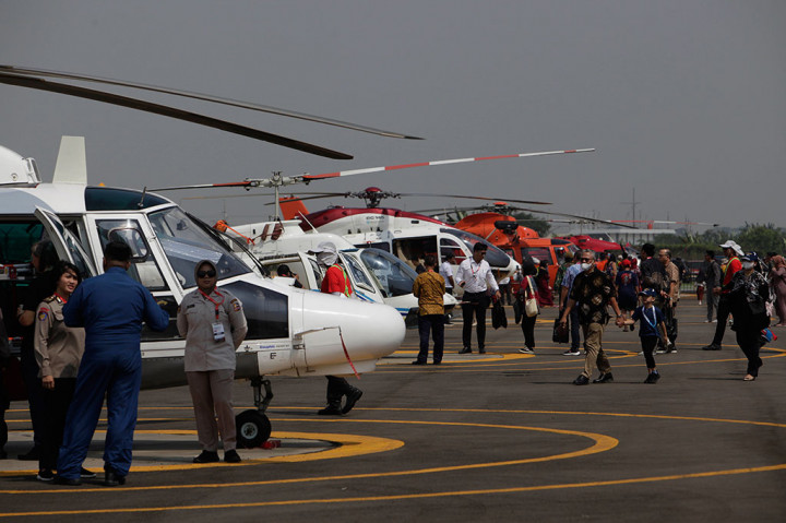 Antusiasme masyarakat melihat helikopter yang dipamerkan pada Heli Expo Asia (HEXIA) 2023 di Cengkareng Heli Port (CHP), Tangerang, Banten Kamis, 15 Juni 2023. 