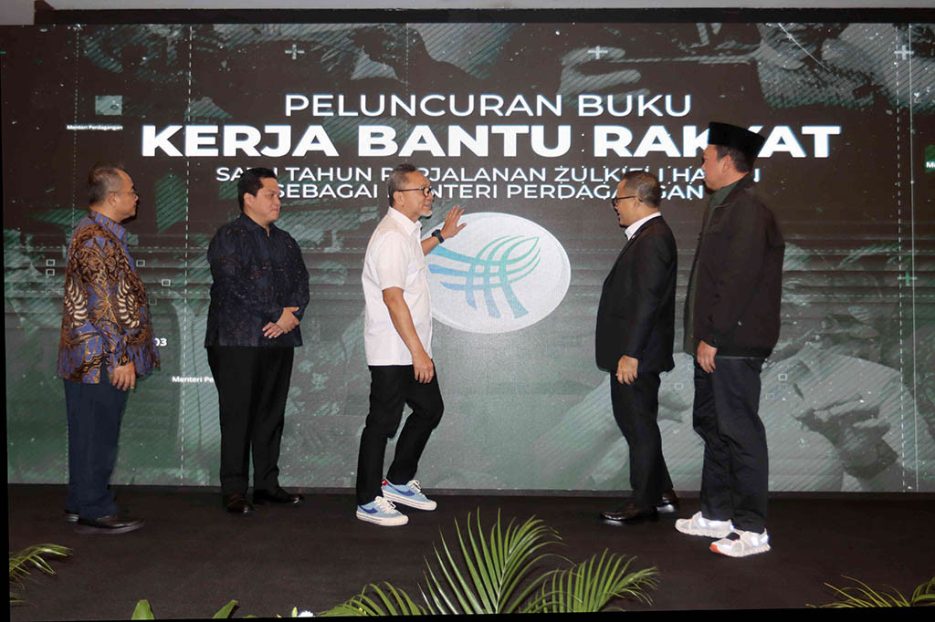 Zulkifli Hasan merilis buku berjudul 'KerjaBantu Rakyat' untuk menandai satu tahun jabatan sebagai Menteri Perdagangan (Mendag) Republik Indonesia di Kantor Kementerian Perdagangan, Jakarta, Kamis, 15 Juni 2023.