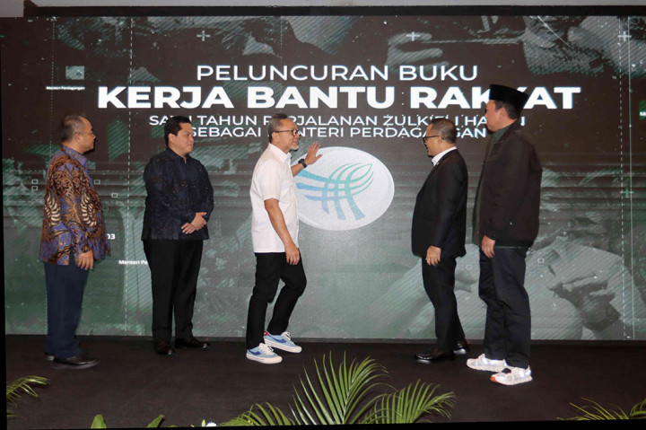 Zulkifli Hasan merilis buku berjudul 'KerjaBantu Rakyat' untuk menandai satu tahun jabatan sebagai Menteri Perdagangan (Mendag) Republik Indonesia di Kantor Kementerian Perdagangan, Jakarta, Kamis, 15 Juni 2023.