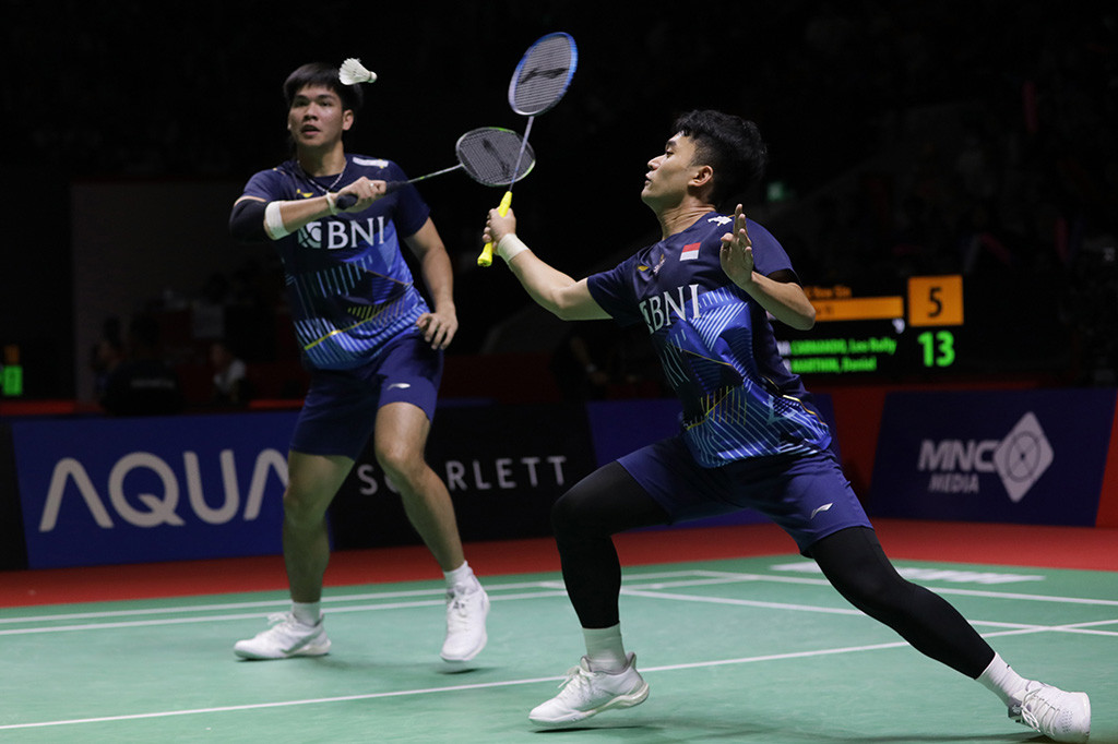 Pasangan yang dijuluki The Babies itu memulai pertandingan dengan pasti hingga sempat unggul jauh 11-3 di interval gim pertama. Keunggulan mencolok pasangan Indonesia tidak berubah dengan usaha sia-sia lawan dan terus memimpin dengan 13-5.