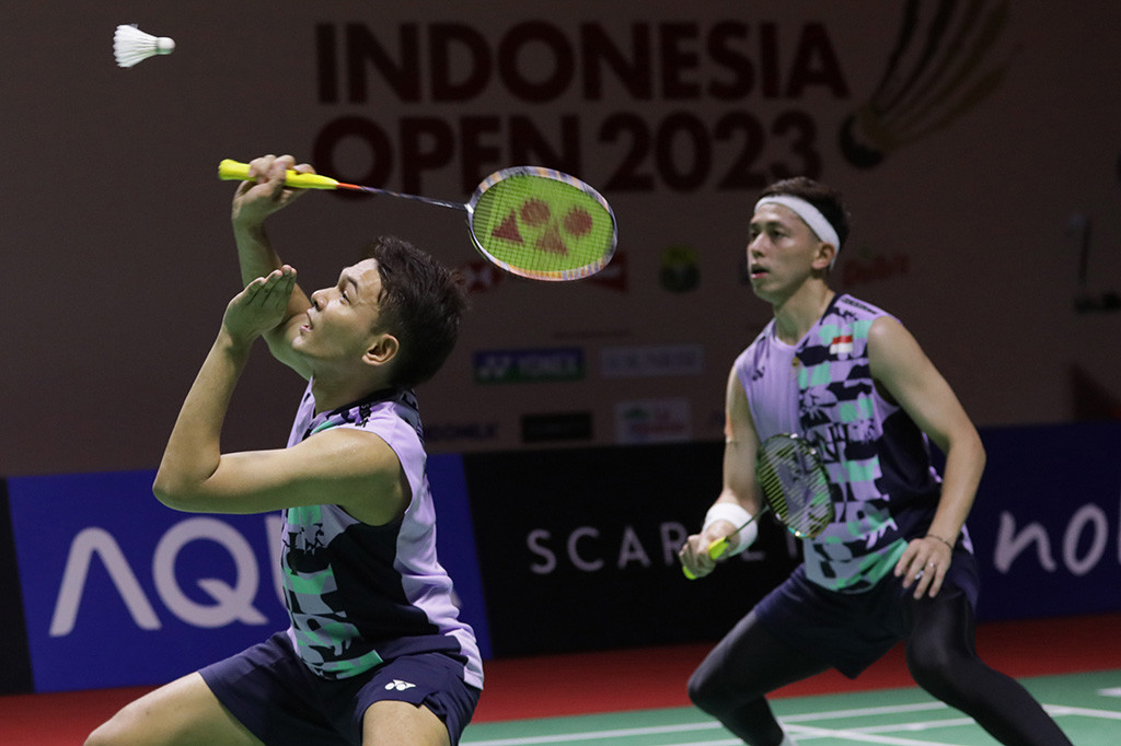Fajar/Rian menang dua gim langsung dengan skor 21-14, 21-17 pada pertandingan yang berjalan selama 40 menit itu.