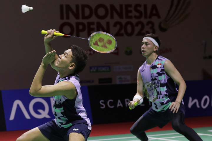 Fajar/Rian menang dua gim langsung dengan skor 21-14, 21-17 pada pertandingan yang berjalan selama 40 menit itu.