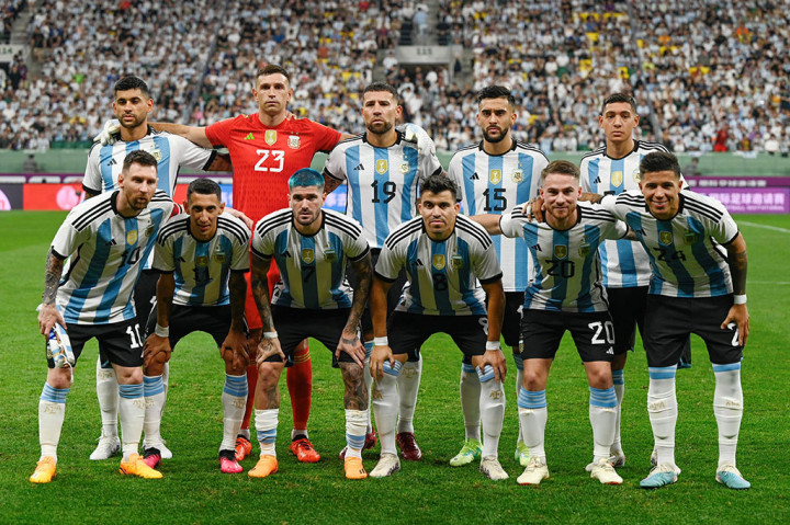 Argentina menurunkan tim terbaiknya dalam pertandingan ini, termasuk Lionel Messi, Angel di Maria, dan Emiliano Martinez.