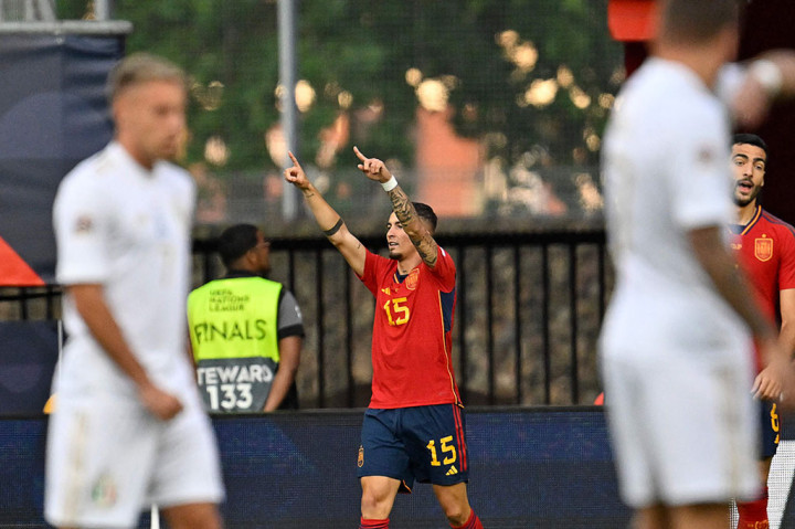 Spanyol sudah berhasil membuka skor berkat gol Yeremy Pino saat laga baru berjalan tiga menit. Memanfaatkan kecerobohan para pemain Italia, Pino dengan cepat mencuri bola dan menaklukkan Gianluigi Donnarumma. Skor menjadi 1-0.