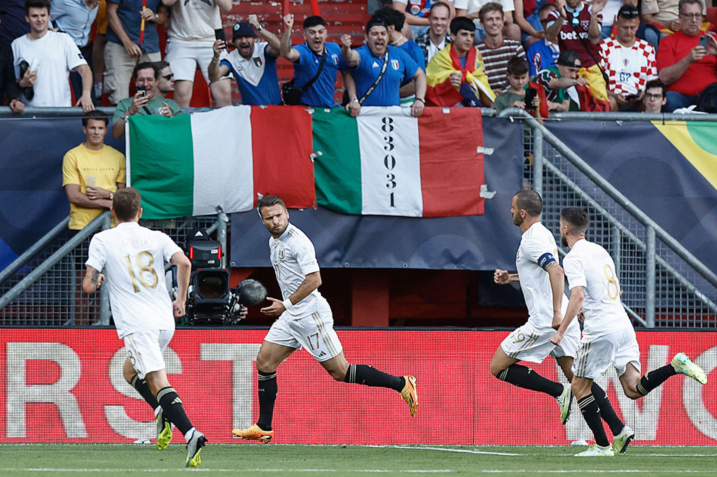 Tujuh menit kemudian, Italia mendapat hadiah penalti usai Robin Le Normand melakukan handball di kotak terlarang. Ciro Immobile yang bertindak sebagai algojo pun sukses menaklukkan Unai Simon dan membuat kedudukan menjadi 1-1.