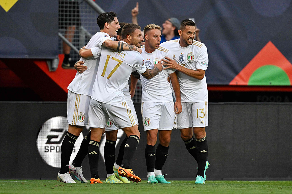 Menit ke-21, Italia sempat mencetak gol lewat aksi Davide Frattesi. Sayang, gol ini harus dianulir karena sang pemain sudah lebih dahulu berdiri dalam posisi offside. Tidak ada gol tambahan hingga babak pertama usai.