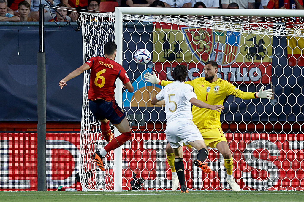 Spanyol nyaris kembali memimpin pada menit ke-48. Peluang Mikel Merino masih bisa dimentahkan Gianluigi Donnarumma, dan bola rebound gagal dimaksimalkan oleh Alvaro Morata.