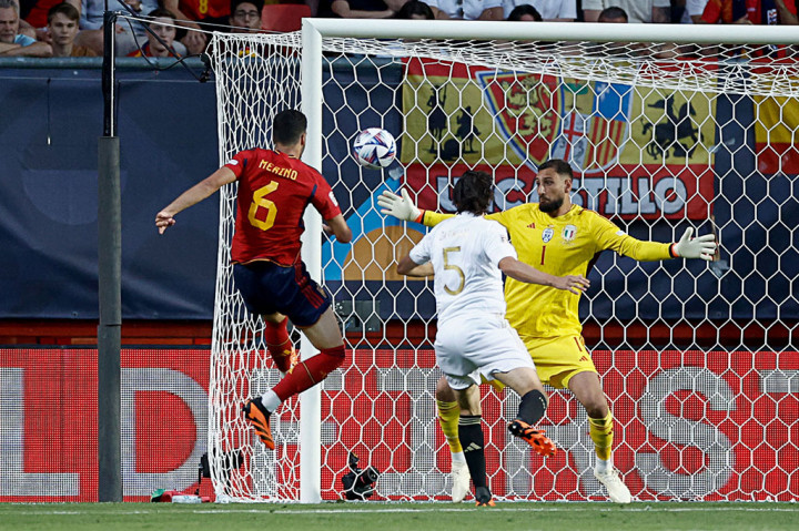 Spanyol nyaris kembali memimpin pada menit ke-48. Peluang Mikel Merino masih bisa dimentahkan Gianluigi Donnarumma, dan bola rebound gagal dimaksimalkan oleh Alvaro Morata.