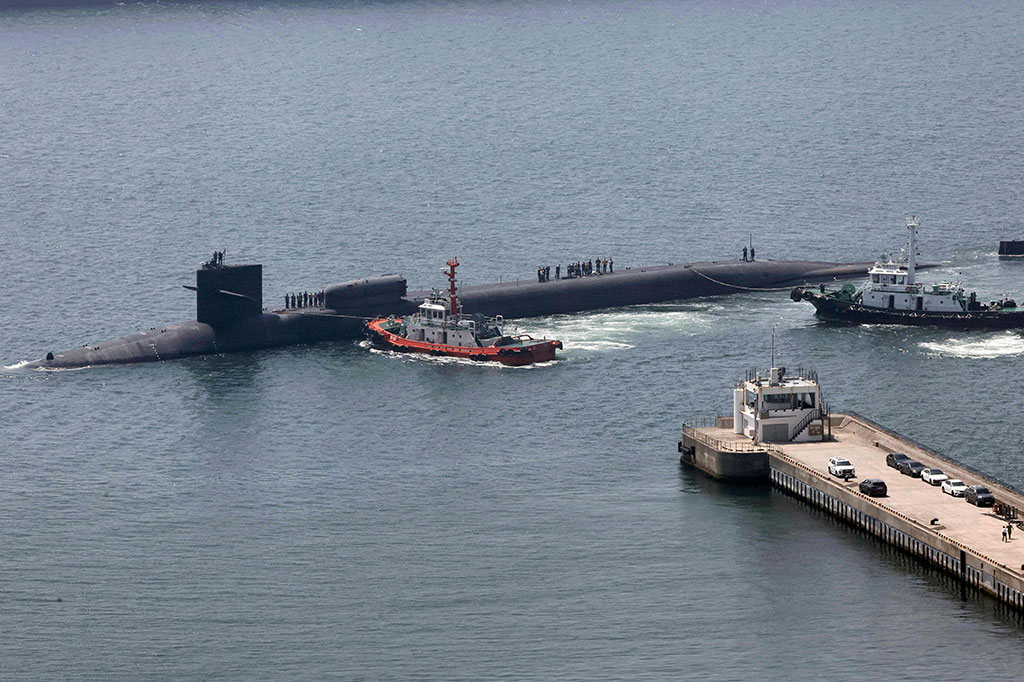 SSGN kelas Ohio, USS Michigan, memasuki pangkalan angkatan laut utama di Busan, 320 kilometer tenggara Seoul, setelah Korut menembakkan dua rudal balistik jarak pendek ke arah Laut Timur pada Kamis, 15 Juni, sebagai bentuk protes terhadap latihan penembakan langsung besar-besaran Korsel-AS yang berakhir sebelumnya pada hari tersebut.