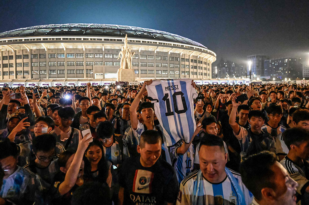 Ribuan penggemar Tiongkok menantang suhu hampir 40 derajat Celcius, berkumpul di luar Stadion Workers Beijing beberapa jam sebelum kick-off pada pukul 20.00 waktu setempat (1200 GMT).