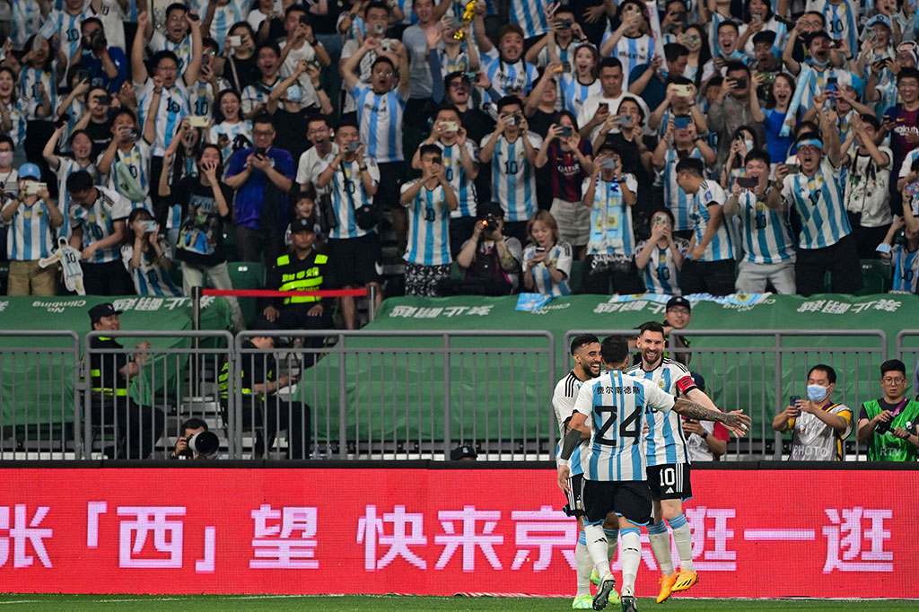 Banyak yang datang mengenakan kaos replika Argentina yang bertuliskan nama Messi dan nomor 10, sementara yang lain memulas wajah mereka dengan cat biru langit dan putih atau mengibarkan bendera dengan penuh semangat.