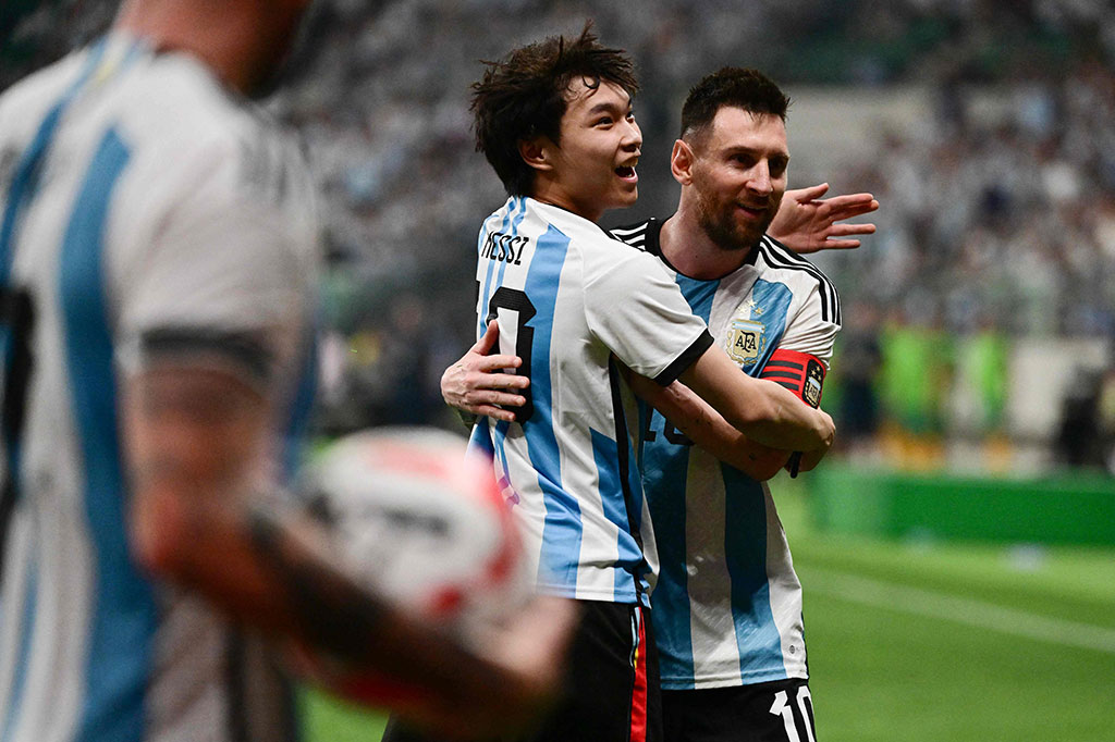 Sementara di pertengahan babak kedua, seorang penggemar muda yang mengenakan kaus Argentina menyerbu lapangan dan memeluk Messi sebentar sebelum diseret pergi oleh penjaga keamanan.