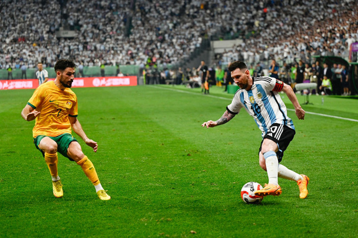 Ribuan orang menyambut dengan gemuruh setiap sang kapten Argentina itu menyentuh bola, dan semakin memuncak saat La Pulga membawa timnya unggul cepat saat pertandingan baru berjalan 2 menit.