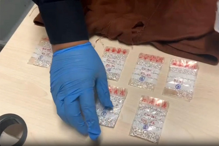 Kantor Pelayanan Utama Bea dan Cukai Tipe Madya Pabean (KPUBC TMP) C Soekarno-Hatta (Soetta) berhasil mengungkap dan menggagalkan upaya penyelundupan berlian seberat 144,27 gram senilai Rp1,5 miliar. Tersangka menyembunyikan berlian tersebut di celana dalam.