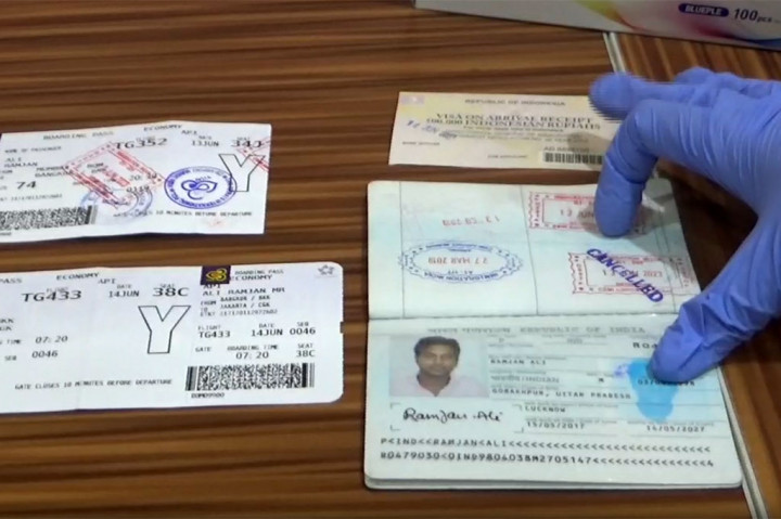 Dari hasil penyelidikan, kata dia, pelaku mengaku disuruh oleh seseorang di India untuk membawa barang tersebut ke Indonesia dengan nilai imbalan 5.000 rupee atau senilai kurang lebih Rp1 juta.