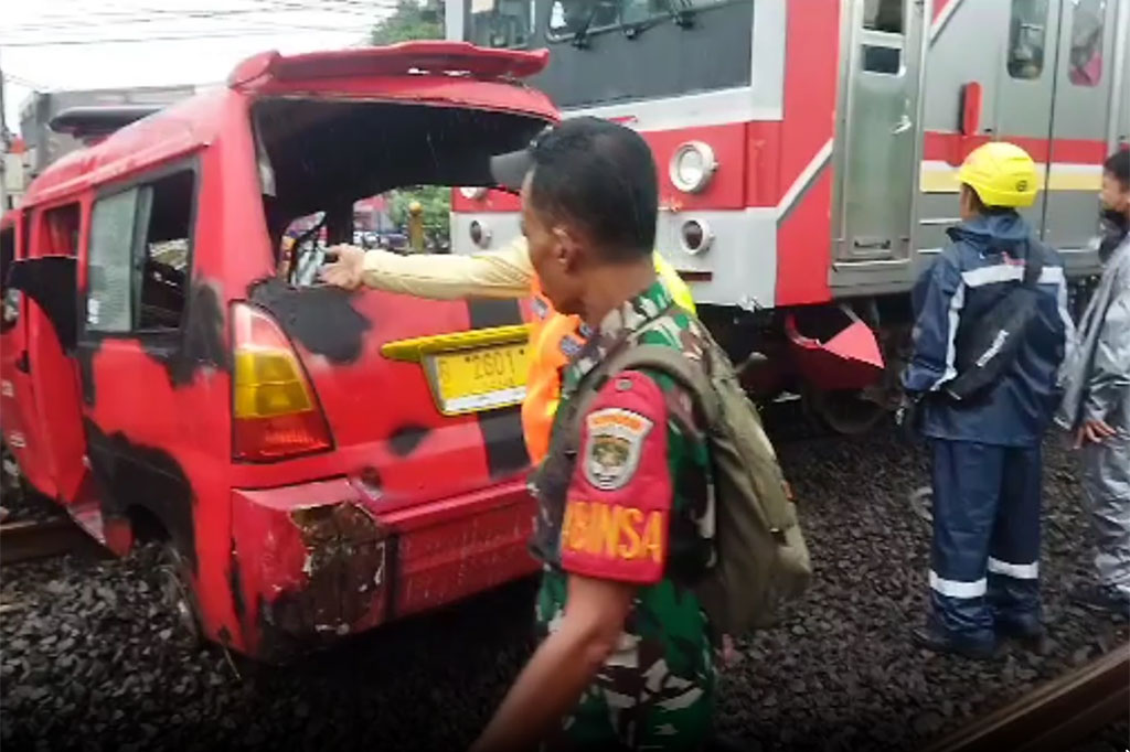Angkutan umum (angkot) tertabrak KRL dari arah Jakarta menuju Bogor di pintu kereta Jalan Rawa Indah, Kelurahan Bojong Pondok Terong, Kecamatan Cipayung, Kota Depok, Jawa Barat, Jumat, 16 Juni 2023. Kecelakaan diduga karena angkot tersangkut rel.