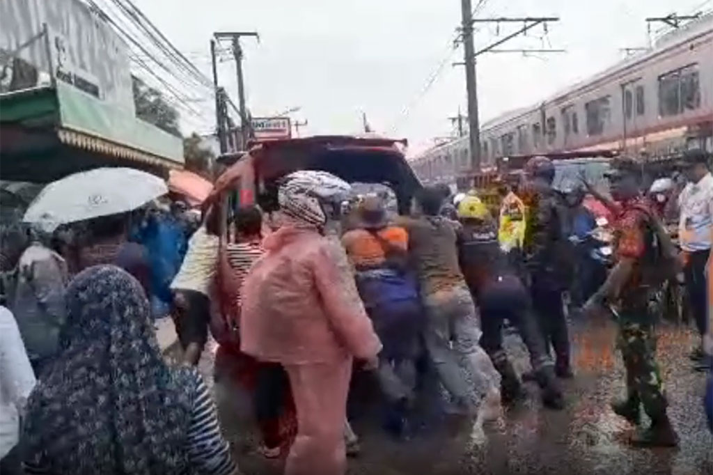 Saat proses evakuasi angkot tersebut, arus lalu lintas tersendat dan KRL akhirnya bisa kembali melanjutkan perjalanan pukul 11.33 WIB.