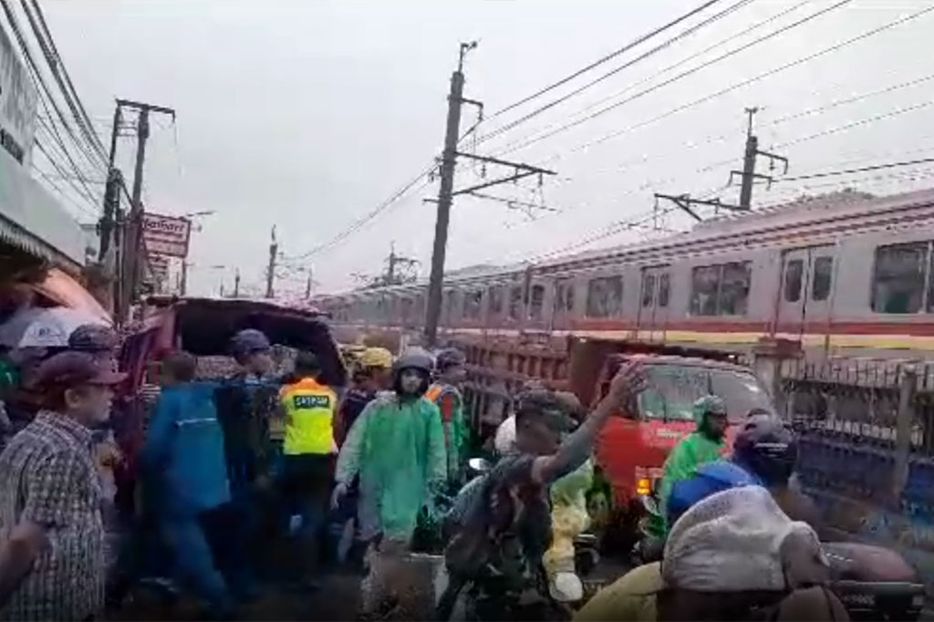 Sementara penjaga pintu kereta, Rahmat menambahkan, dirinya sudah memperingatkan sopir saat hendak melintas. 