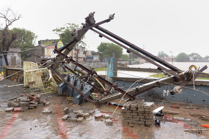 Topan Biparjoy merobohkan tiang listrik dan pohon pada hari Jumat, 16 Juni 2023, setelah menerjang garis pantai India. Badai itu lebih lemah dari yang ditakutkan dan tidak ada laporan langsung tentang korban jiwa.