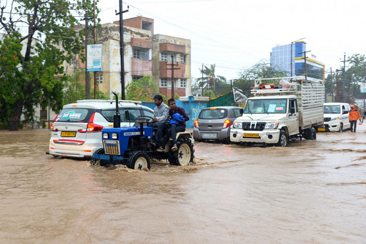 Badai itu membawa angin berkelanjutan hingga 125 kilometer (78 mil) per jam saat melanda - tetapi melemah dalam semalam. Peramal cuaca India memperkirakan badai itu akan tenang menjadi sistem tekanan rendah sedang pada Jumat malam.