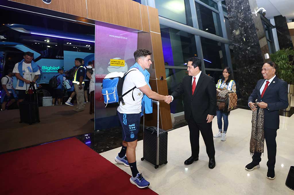 Terlihat sejumlah pemain Argentina seperti Alexis Mac Allister, Leandro Paredes, Alejandro Garnacho, Rodrigo de Paul, Giovani Lo Celso, Emiliano Martinez, Nicolas Tagliafico, dan Lucas Ocampos bergantian menerima jabat tangan dari Erick serta kalungan selendang.