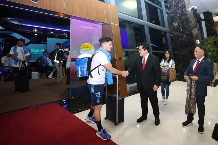 Terlihat sejumlah pemain Argentina seperti Alexis Mac Allister, Leandro Paredes, Alejandro Garnacho, Rodrigo de Paul, Giovani Lo Celso, Emiliano Martinez, Nicolas Tagliafico, dan Lucas Ocampos bergantian menerima jabat tangan dari Erick serta kalungan selendang.