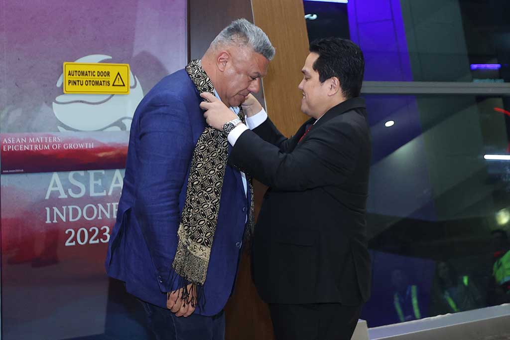 Terlihat Erick menyambut Ketua Umum AFA Claudio Tapia, beserta segenap skuat Argentina, sambil mengalungkan sehelai selendang batik tradisional.