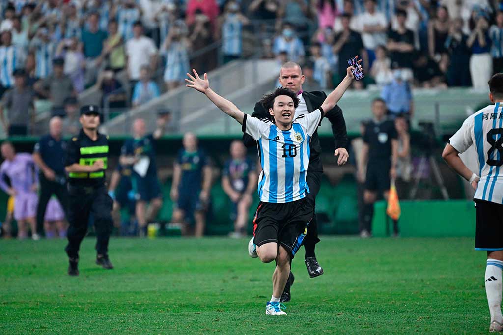 Penggemar berat bintang sepak bola Argentina Lionel Messi di Beijing, Tiongkok, ditahan di sel kepolisian setempat dan dikenai larangan memasuki stadion untuk menonton pertandingan sepak bola selama 12 bulan.