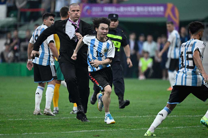 Hukuman tersebut dikenakan terhadap pria berusia 18 tahun bermarga Di tersebut karena masuk ke lapangan untuk memeluk Messi saat pertandingan antara Argentina melawan Australia masih berlangsung di Worker's Stadium, Beijing, Kamis, 15 Juni 2023 malam.
