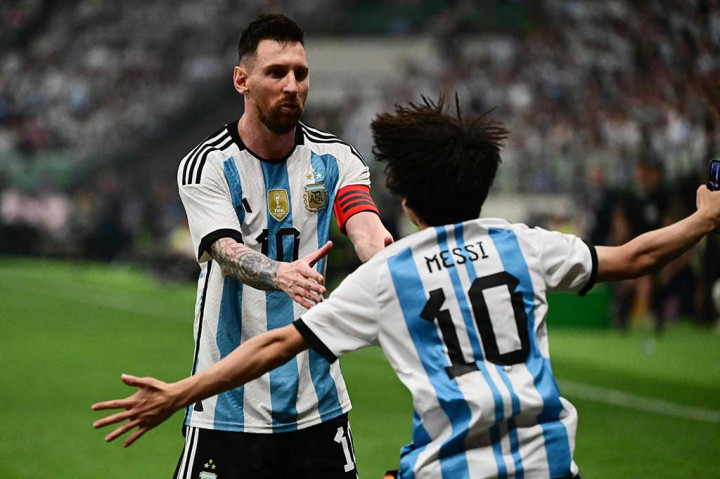Pada babak kedua laga persahabatan FIFA Match Day itu, pria tersebut melompat dari tribun dan berlari memasuki lapangan.