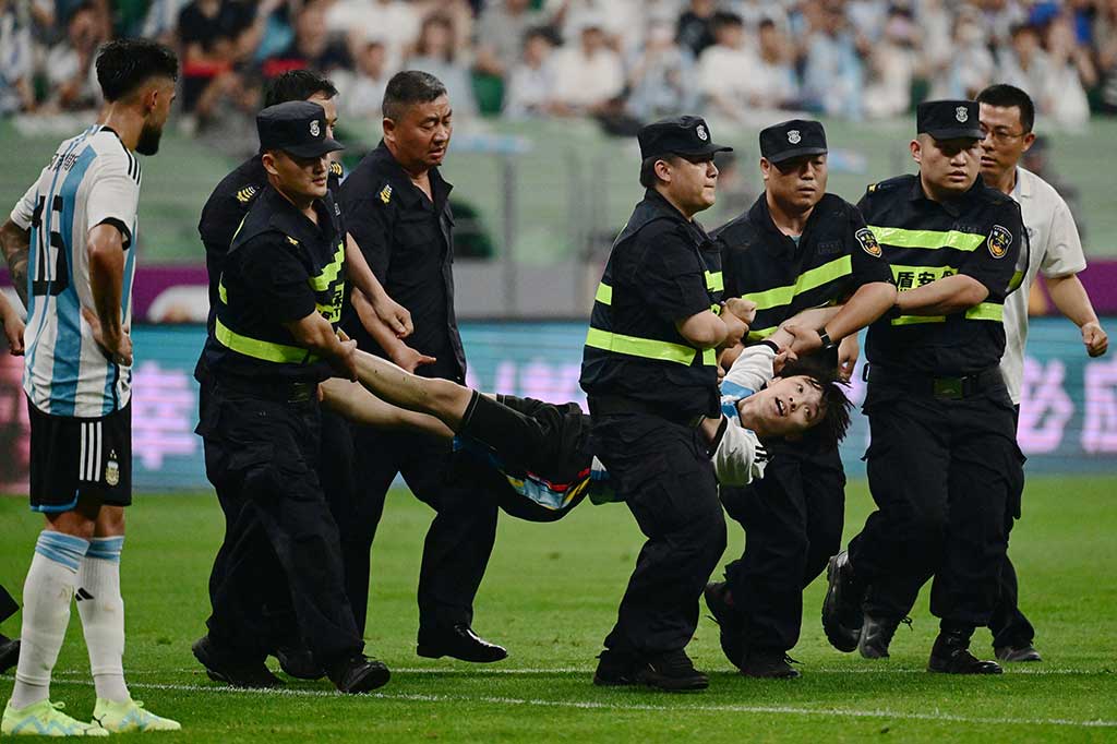 Di terus berlari menuju kiper Argentina Emiliano Martinez dan terus memutar sampai akhirnya beberapa petugas keamanan, termasuk aparat kepolisian berhasil menjatuhkannya di kotak penalti depan gawang Australia.